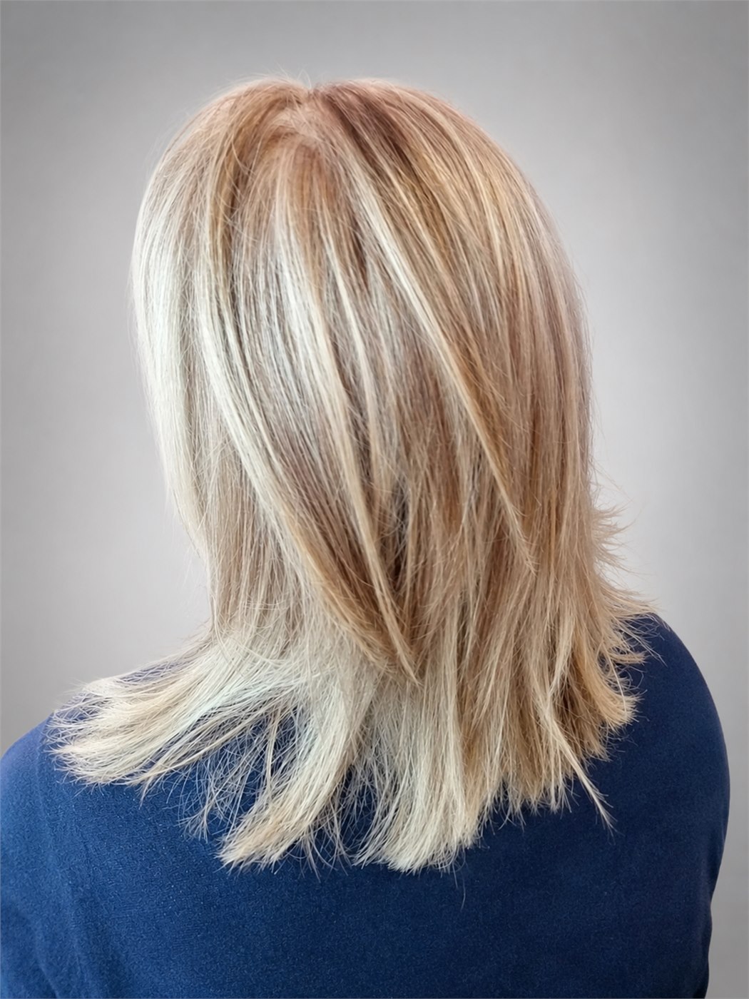Mi-long blond beige effilé réalisé au Salon by Jean-Marc